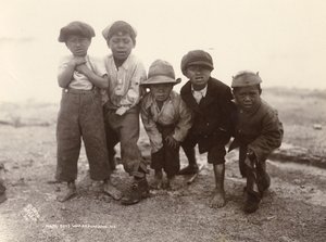 Garçons maoris, Whakarewarewa, vers 1910